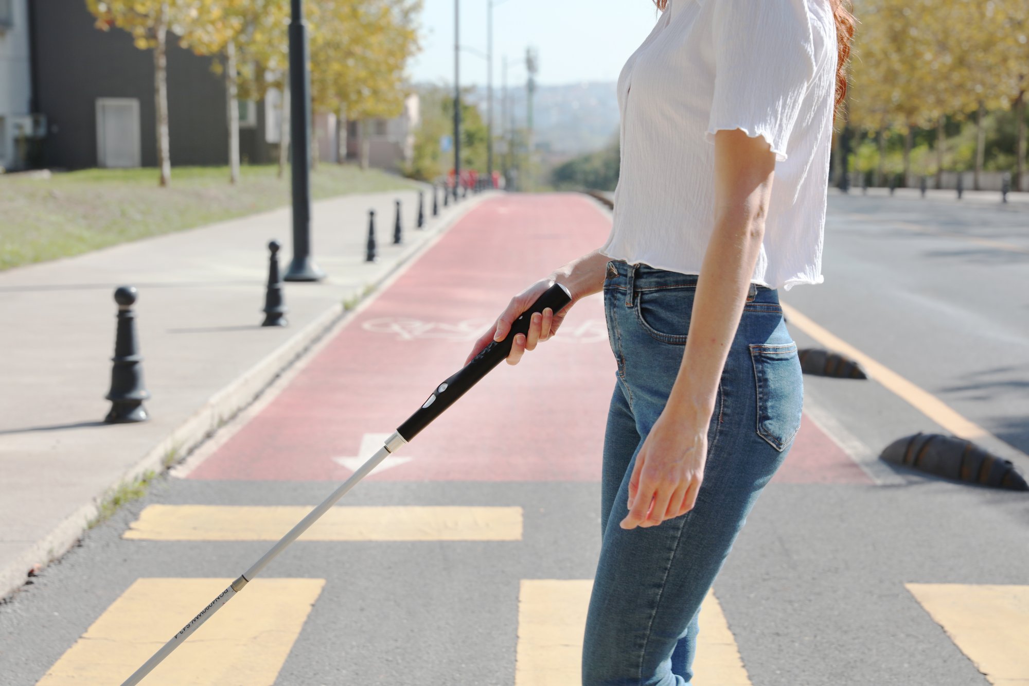 eine_frau_haelt_wewalk_auf_der_strasse eine_frau_haelt_wewalk_auf_der_strasse