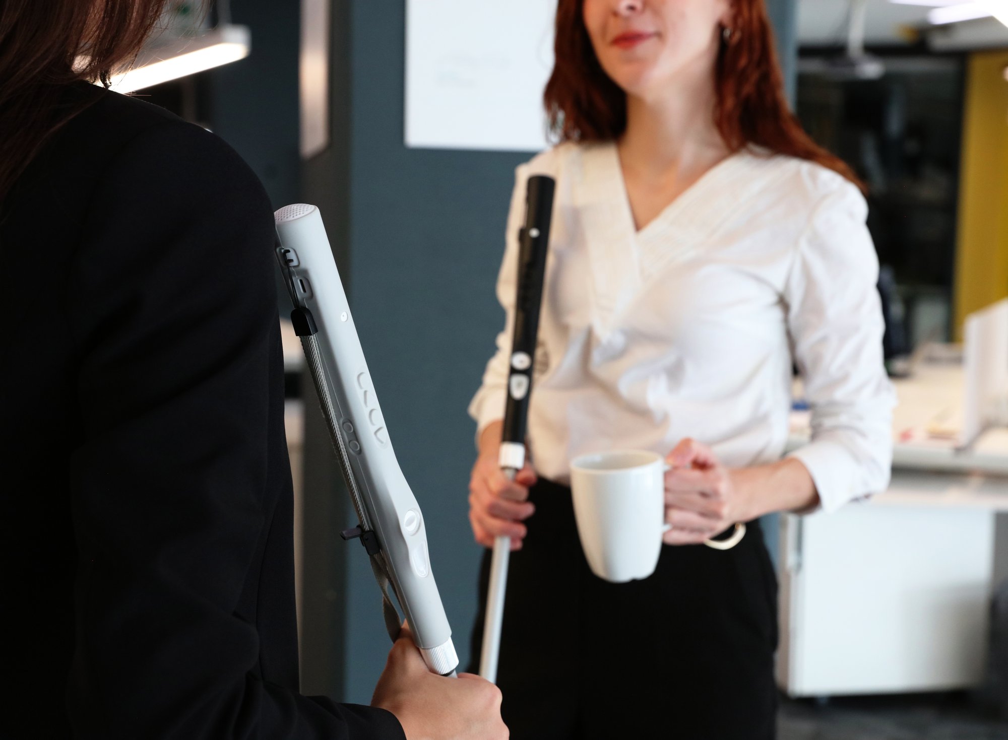 zwei_frauen_halten_wewalks_eine_hand_frei zwei_frauen_halten_wewalks_eine_hand_frei